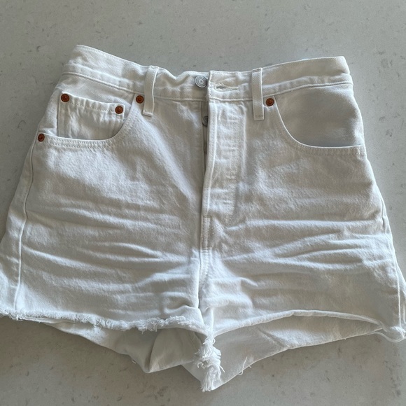 Levi’s white ribcage shorts - Picture 2 of 5